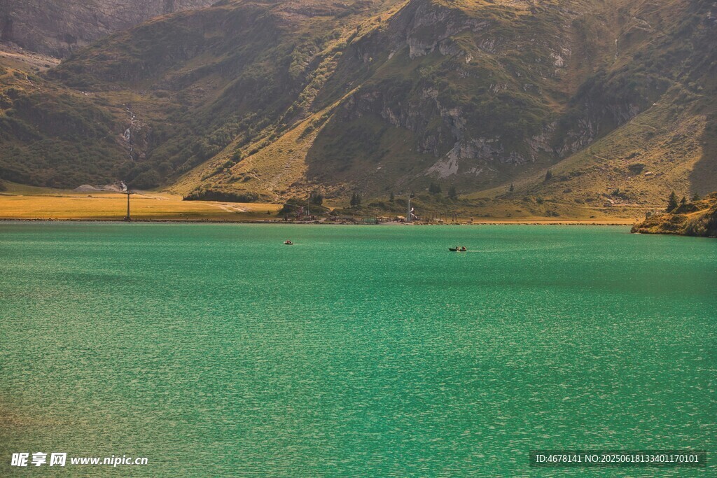 碧綠湖水與遠山美景