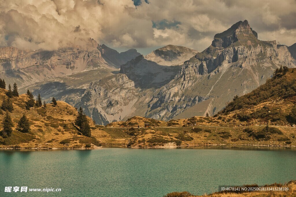 高山湖畔美景