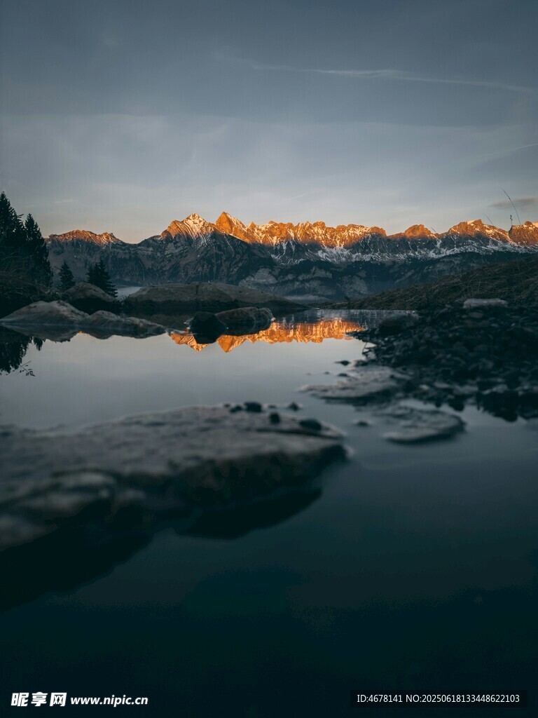 湖畔晨曦中的靜謐山水景色