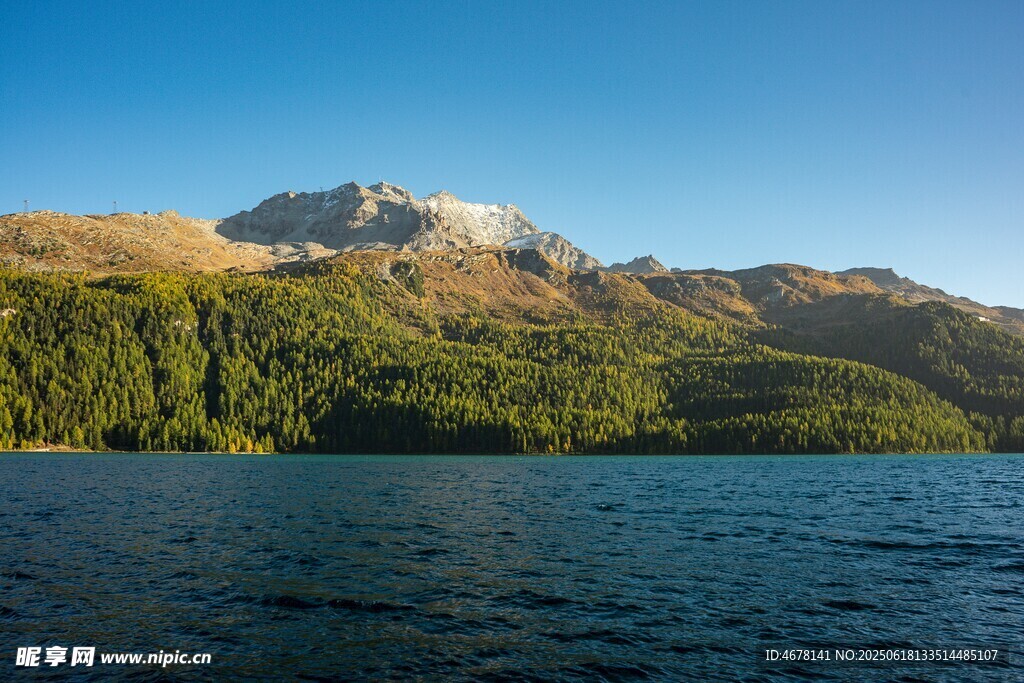 湖畔青山美景