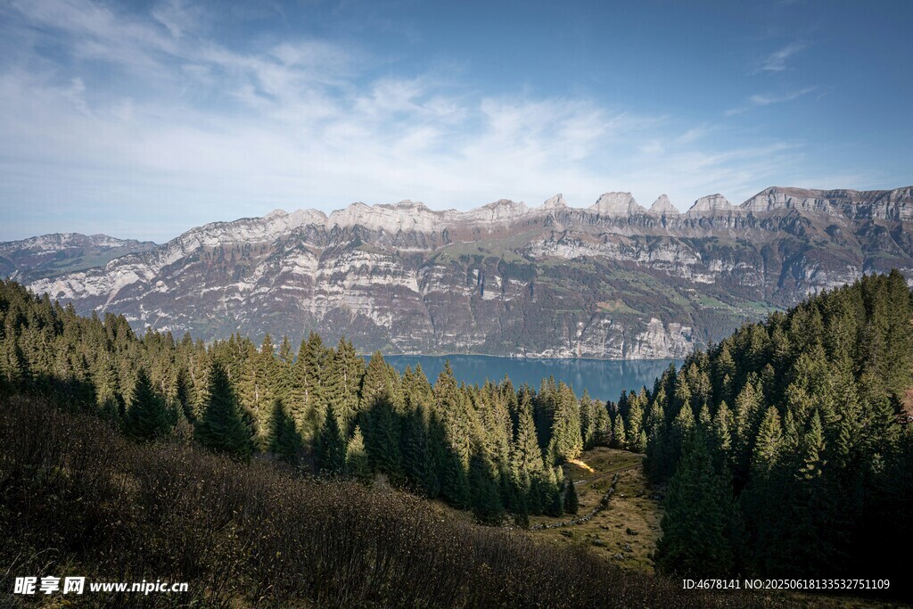 山林間的壯麗湖景風光