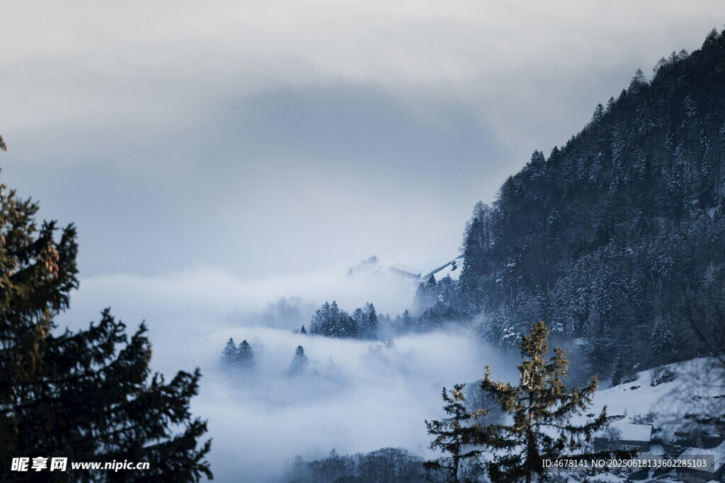 山間云霧繚繞的冬日美景