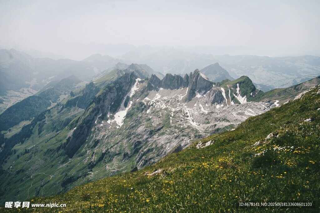 高山綠野間的壯麗景致