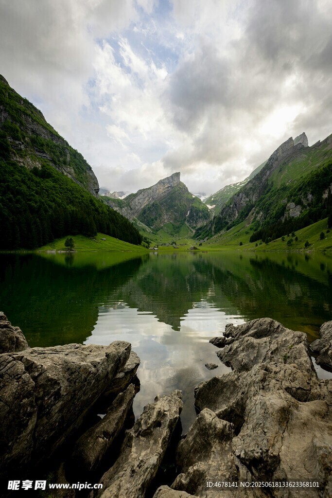 山間碧湖美景