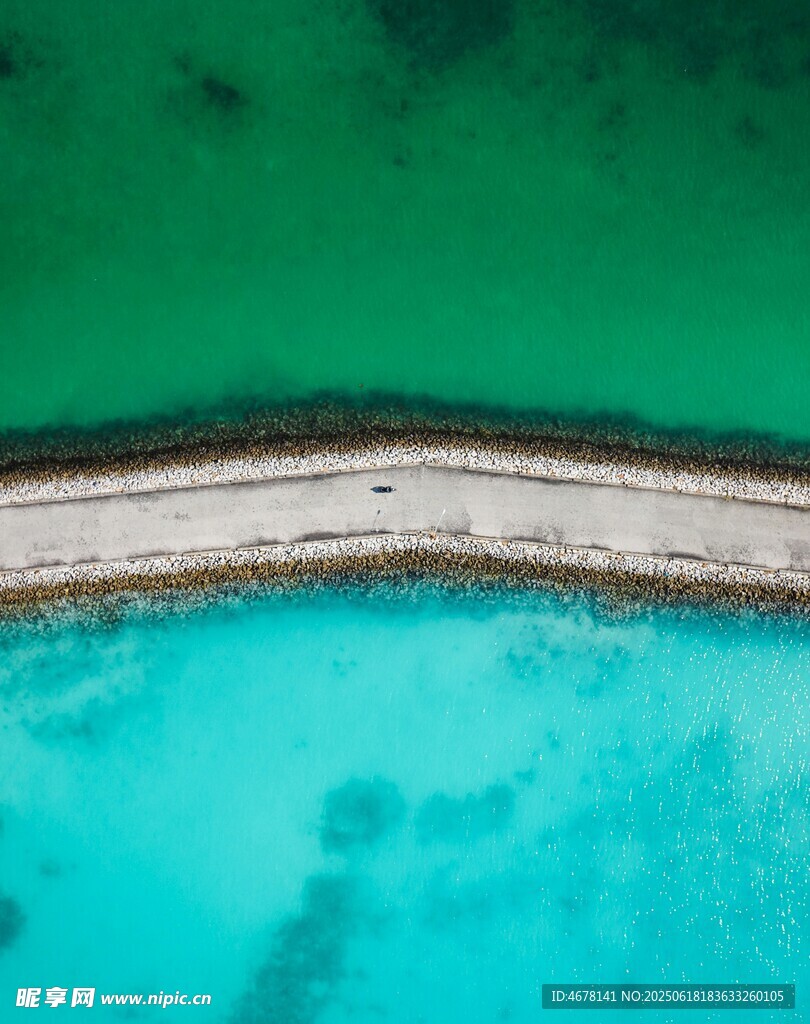 航拍碧綠湖水與岸邊道路