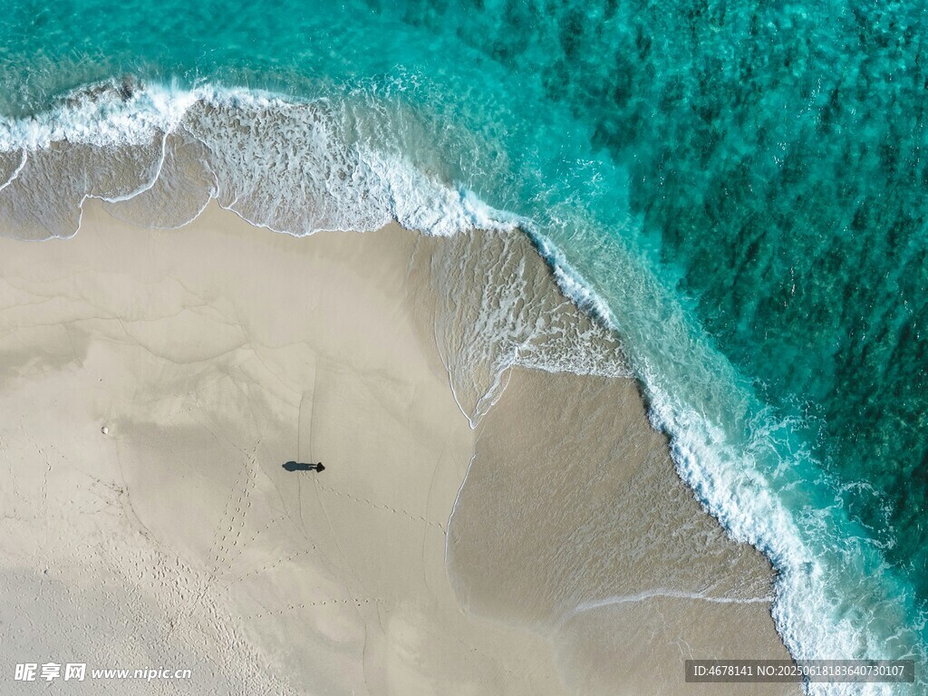 俯瞰沙灘與碧藍(lán)海浪