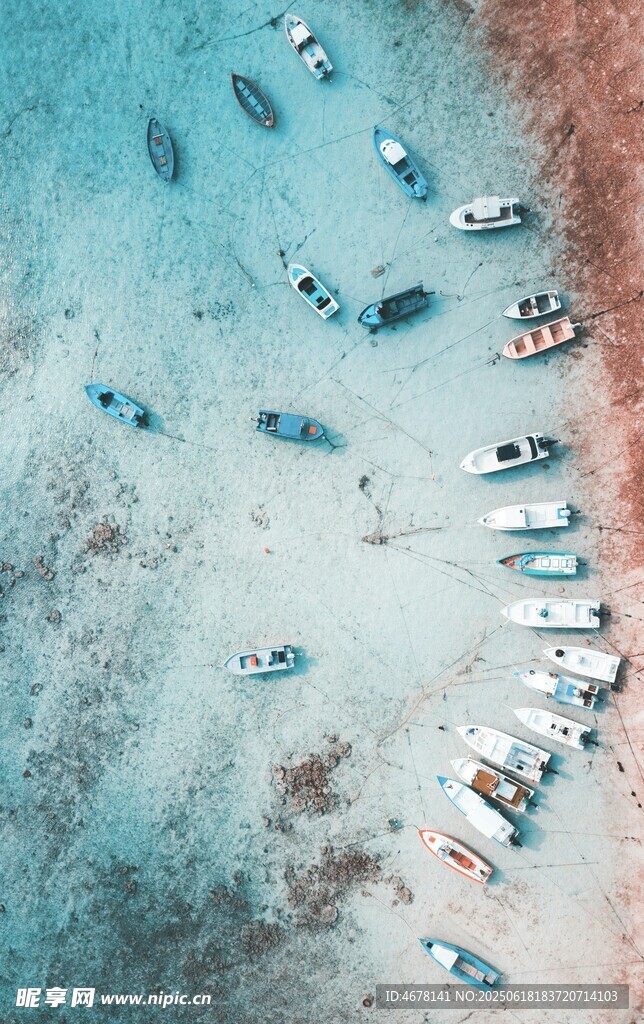 俯瞰海邊停泊的眾多船只