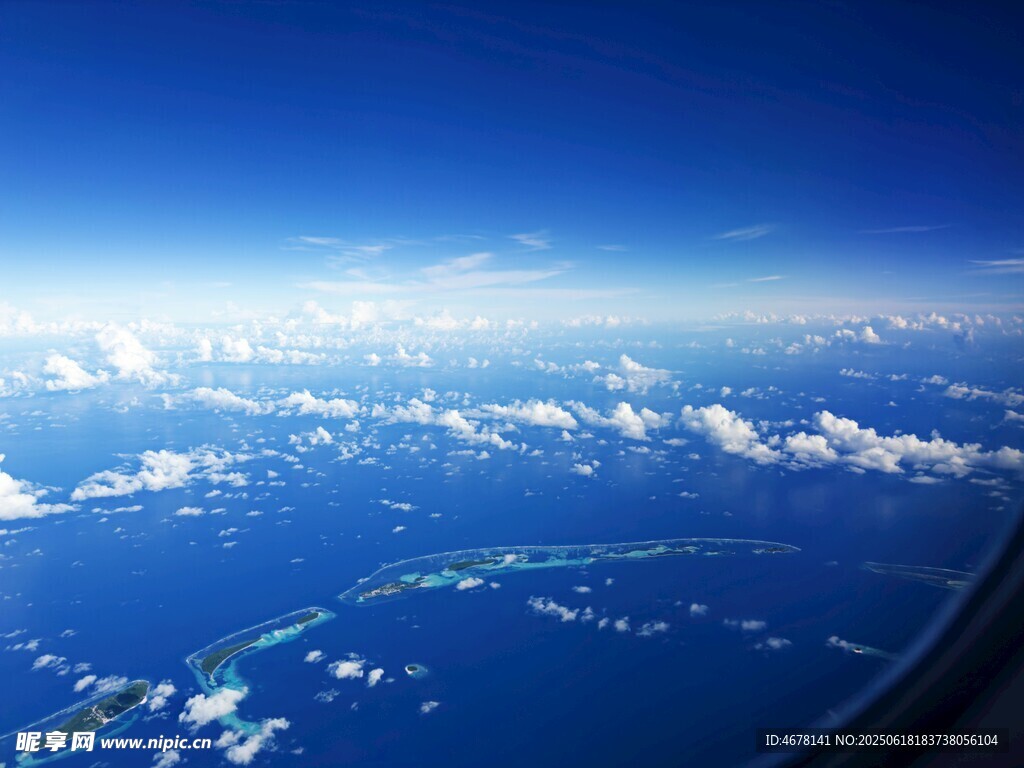 高空俯瞰云海與大地景觀