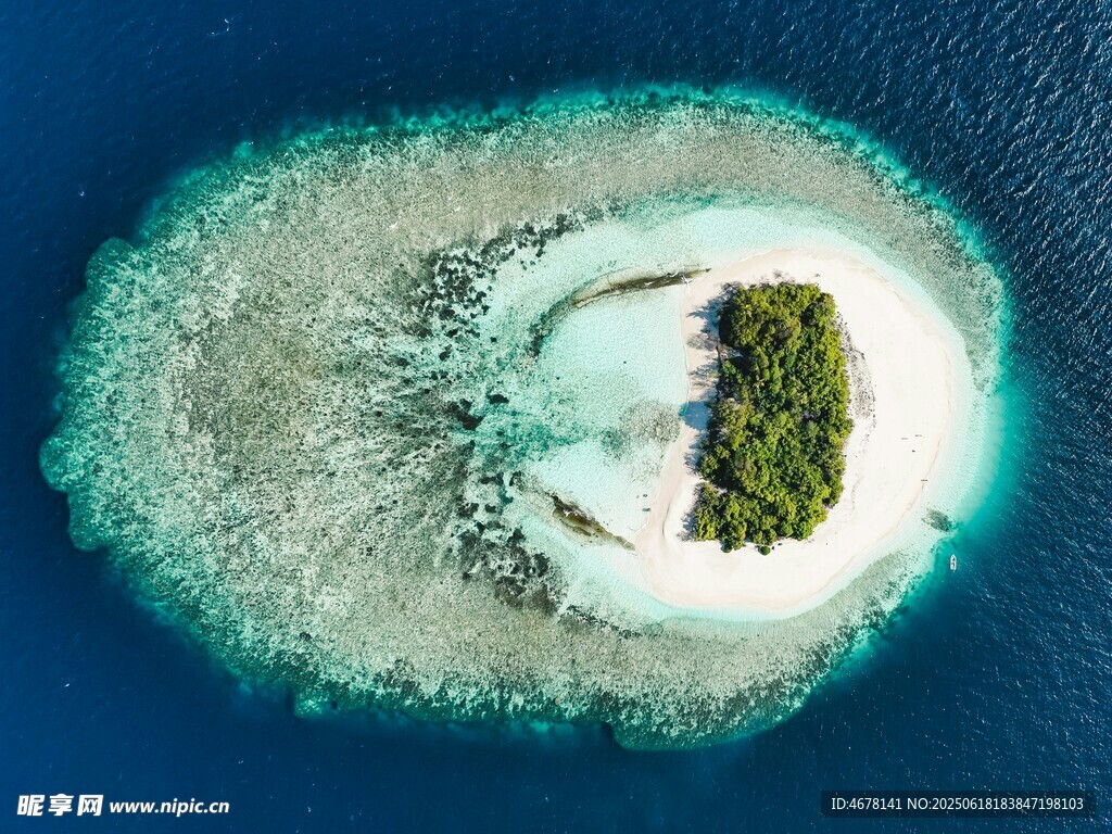 美麗海上小島俯瞰圖