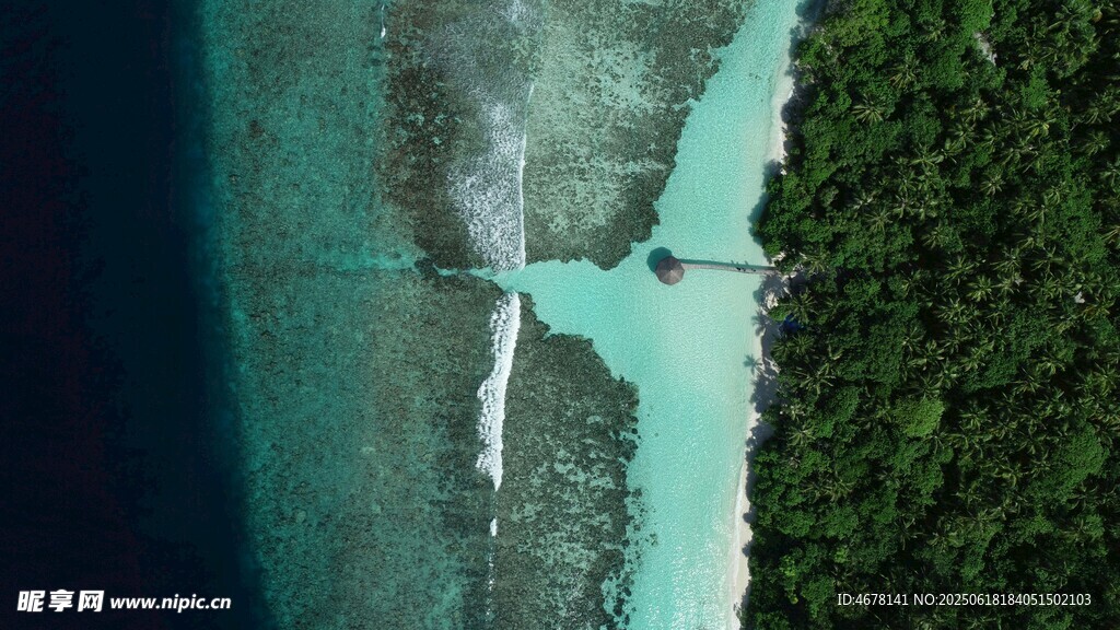 俯瞰翠綠河流與兩岸風光