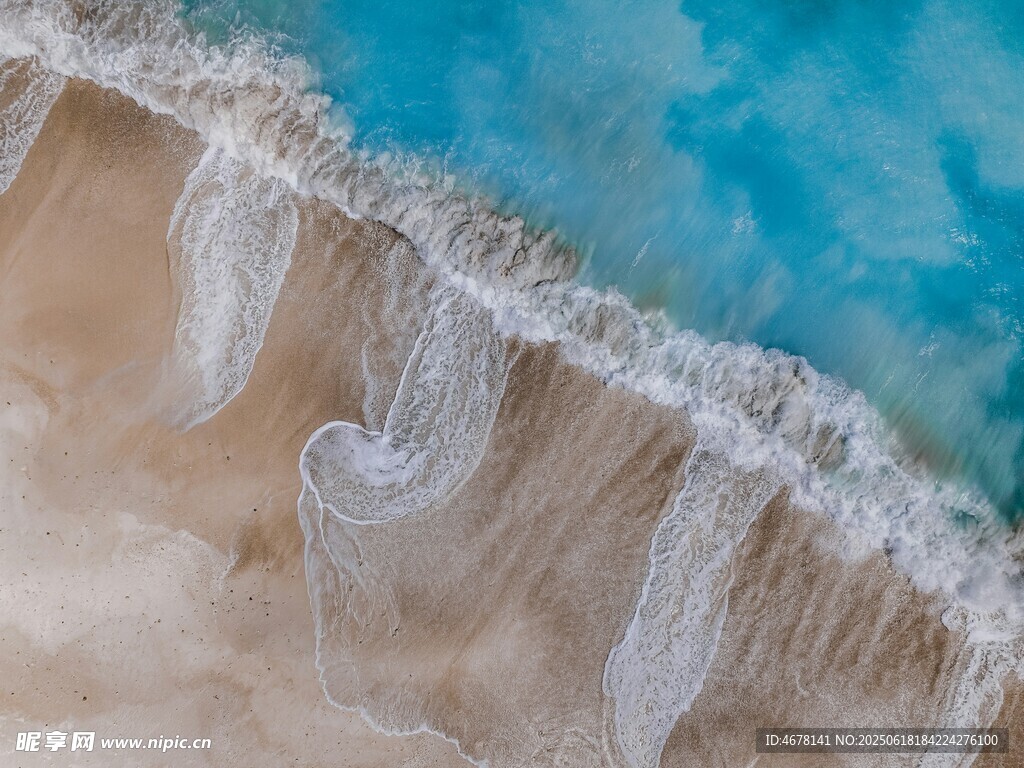 海浪輕拍沙灘的美麗瞬間
