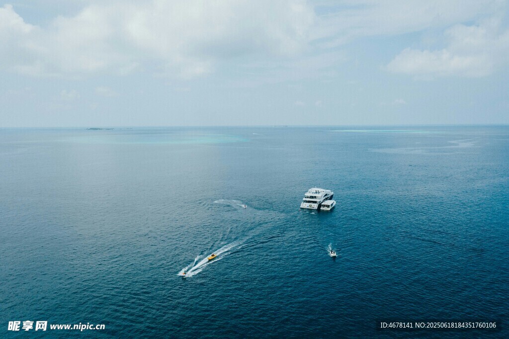 海上船只航行美麗景致