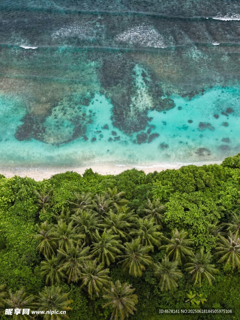 俯瞰海島椰林與碧藍(lán)海水