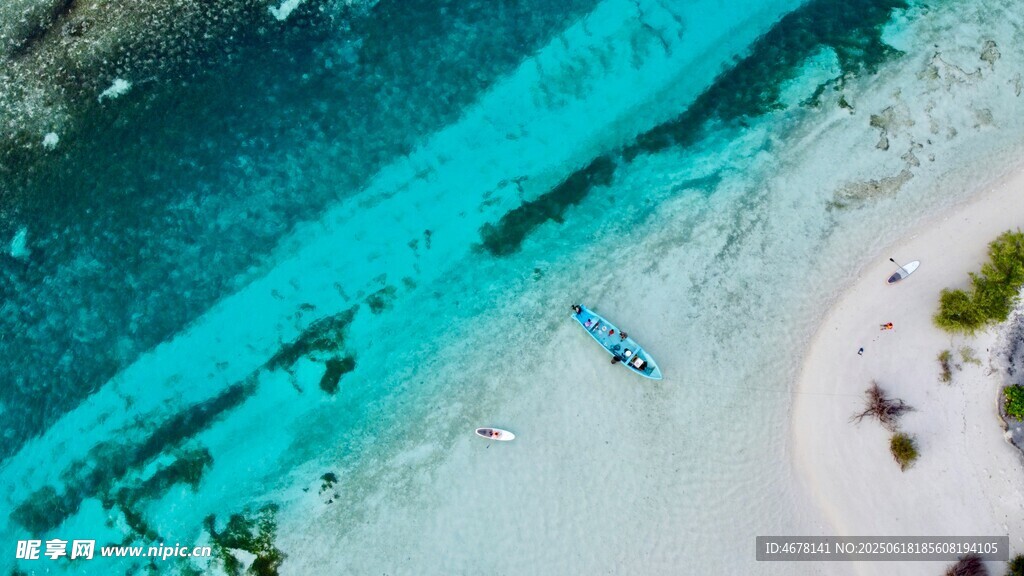 俯瞰美麗的海島海岸線