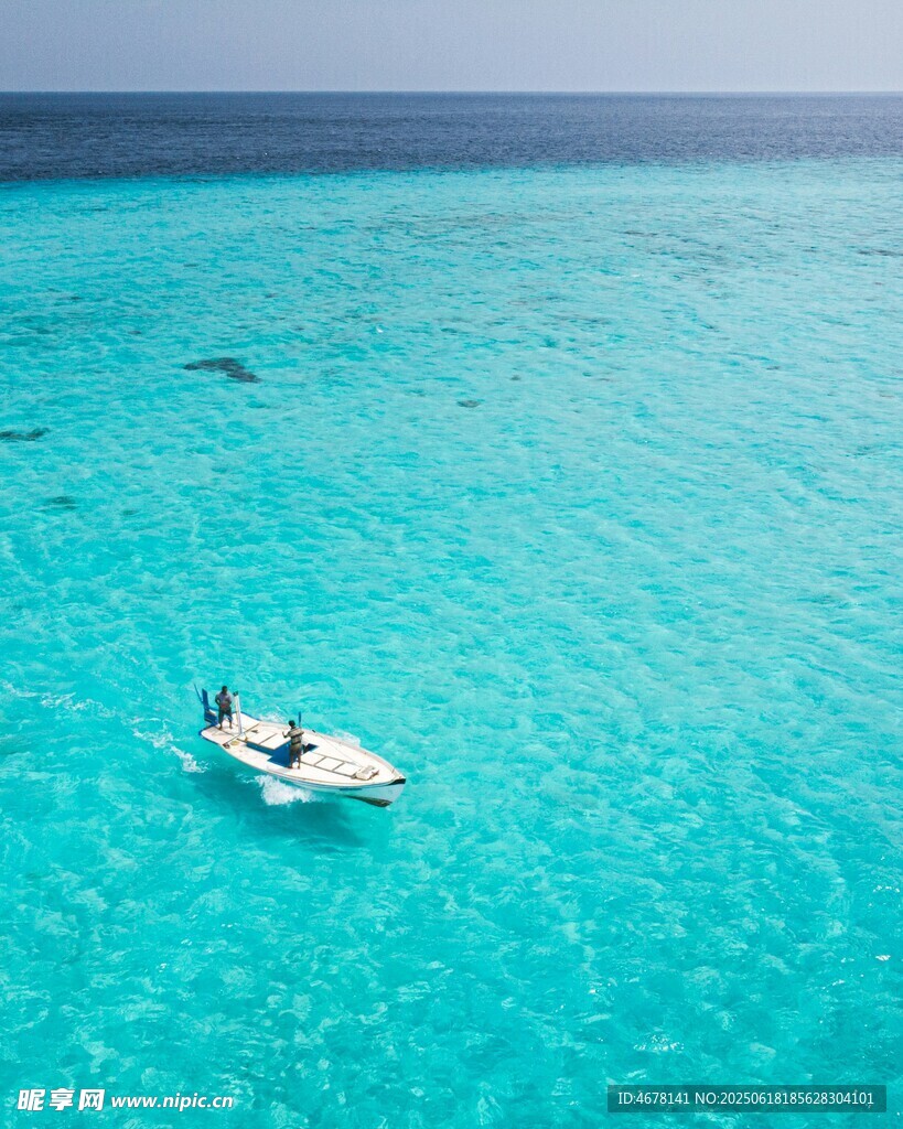 碧海之上的單人泛舟之旅