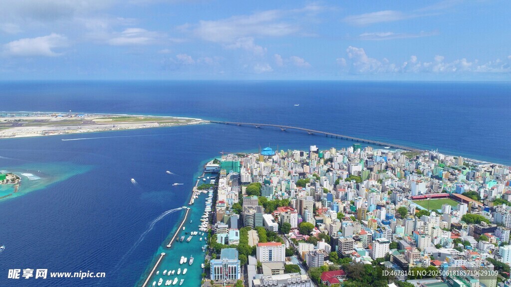 俯瞰美麗海濱城市景觀