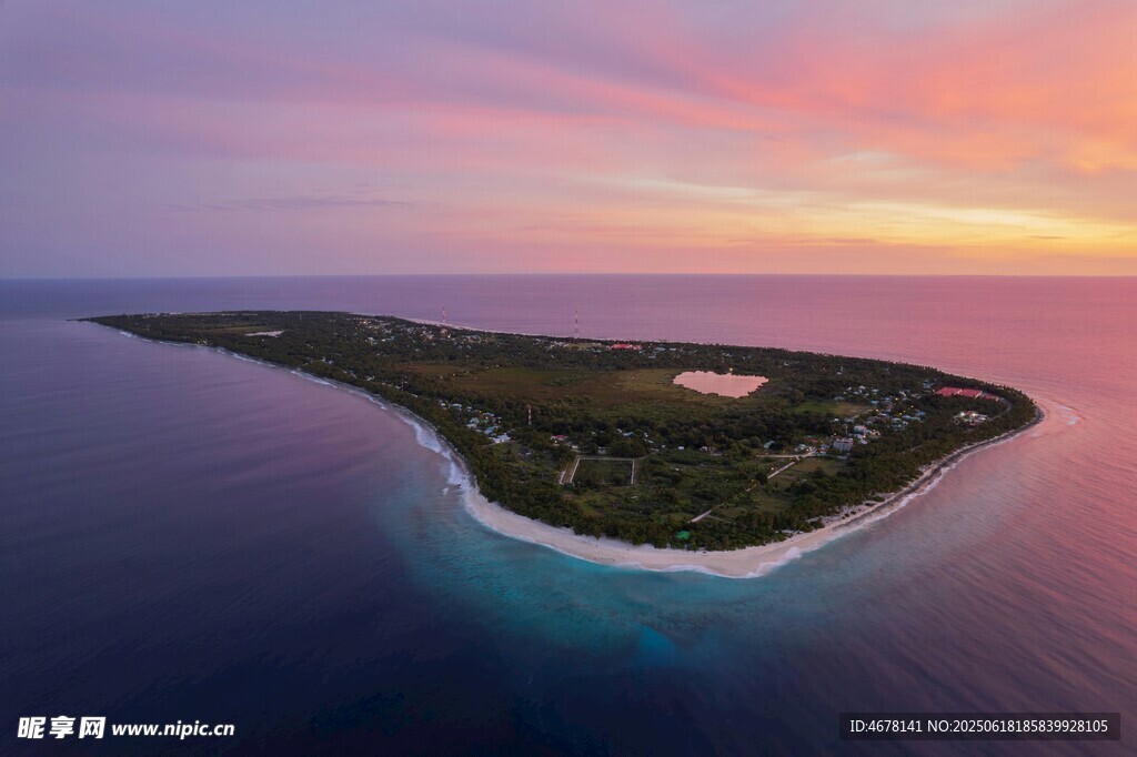 美麗海島的絢爛黃昏景色