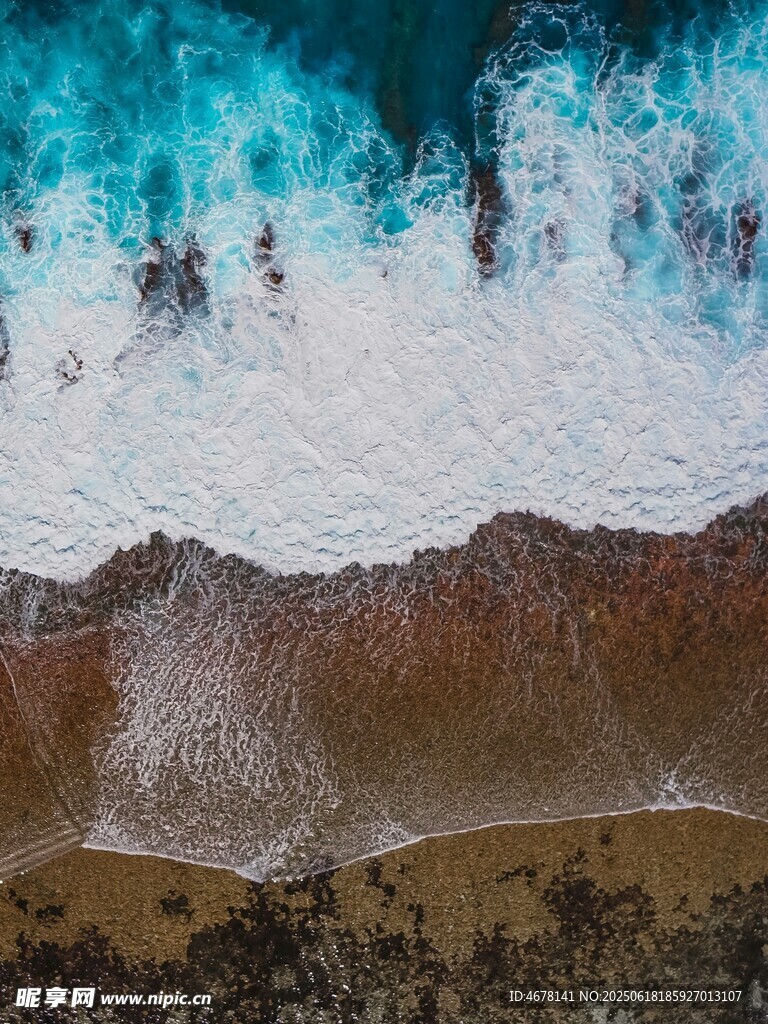 海浪拍打沙灘的美麗景象