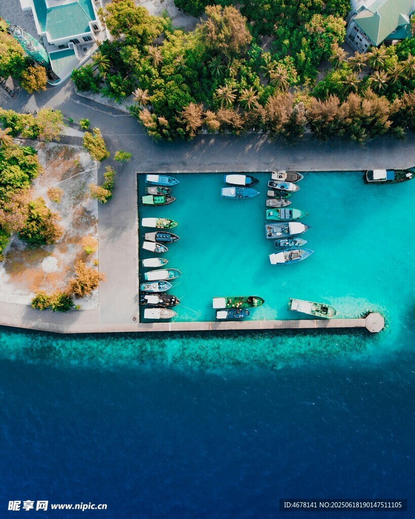 美麗海濱碼頭停泊景象