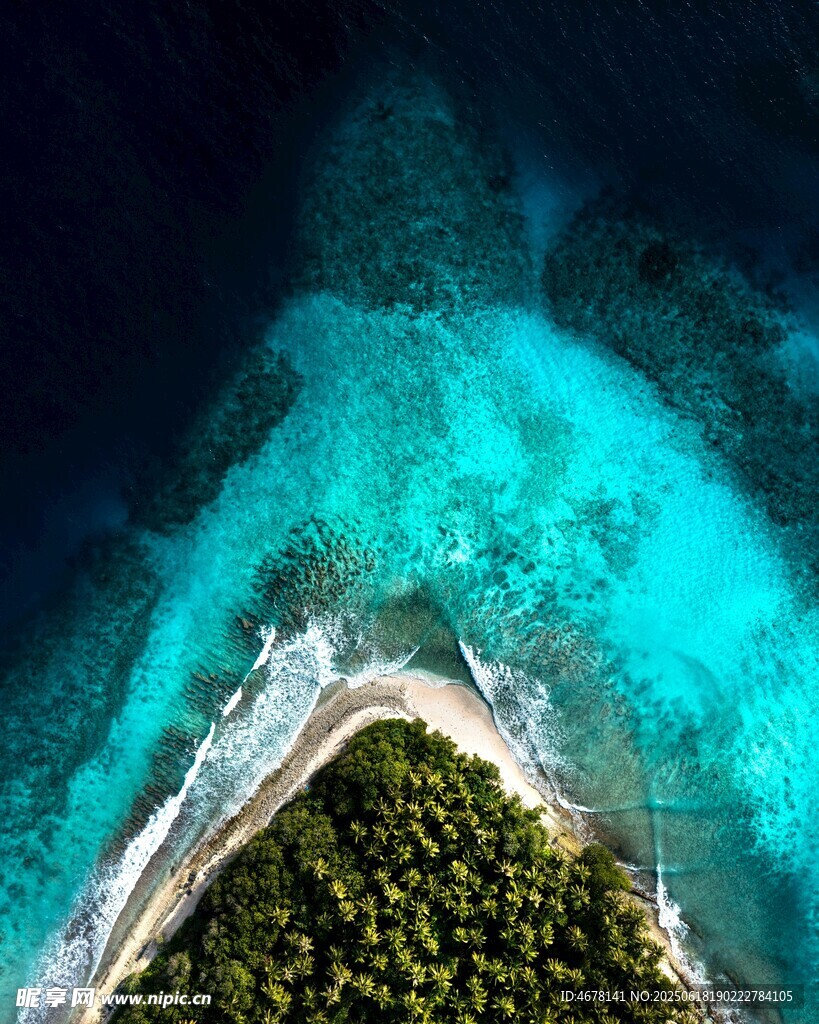 俯瞰海島與碧藍海水