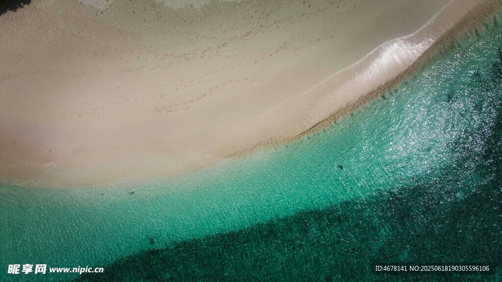 清澈碧綠的海水景觀