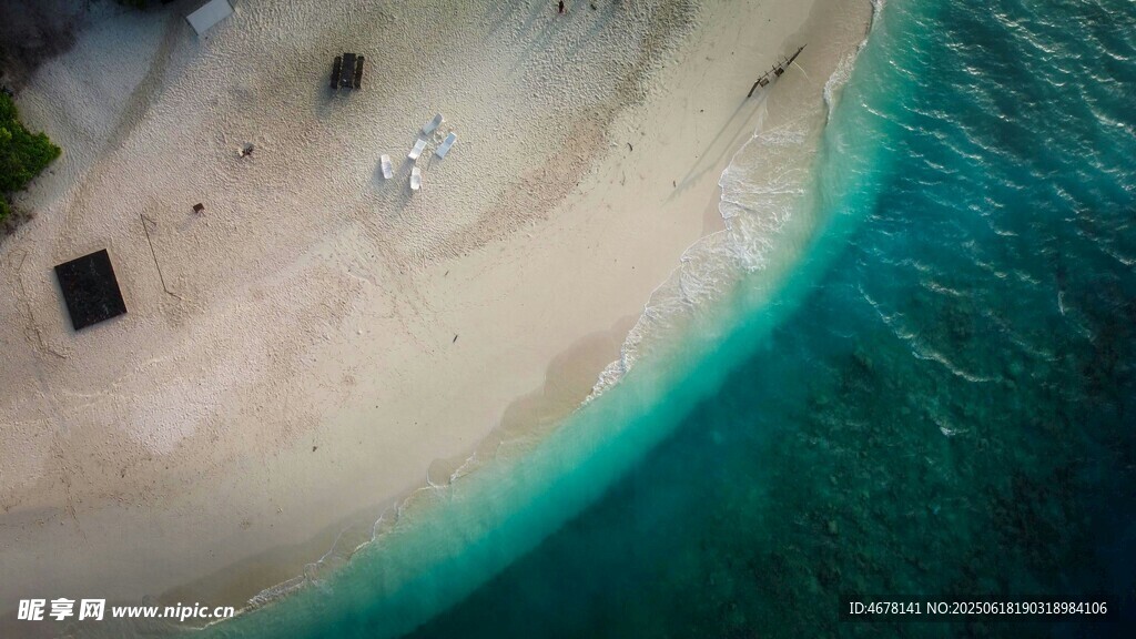 俯瞰美麗沙灘與碧藍海水