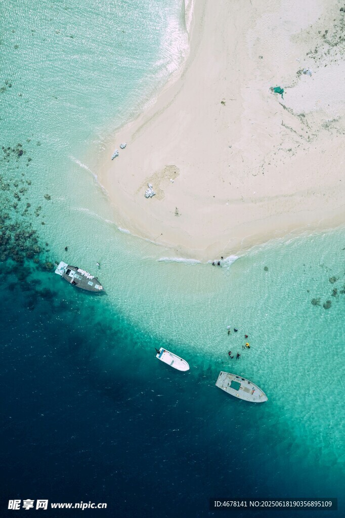 俯瞰碧海白灘與船只