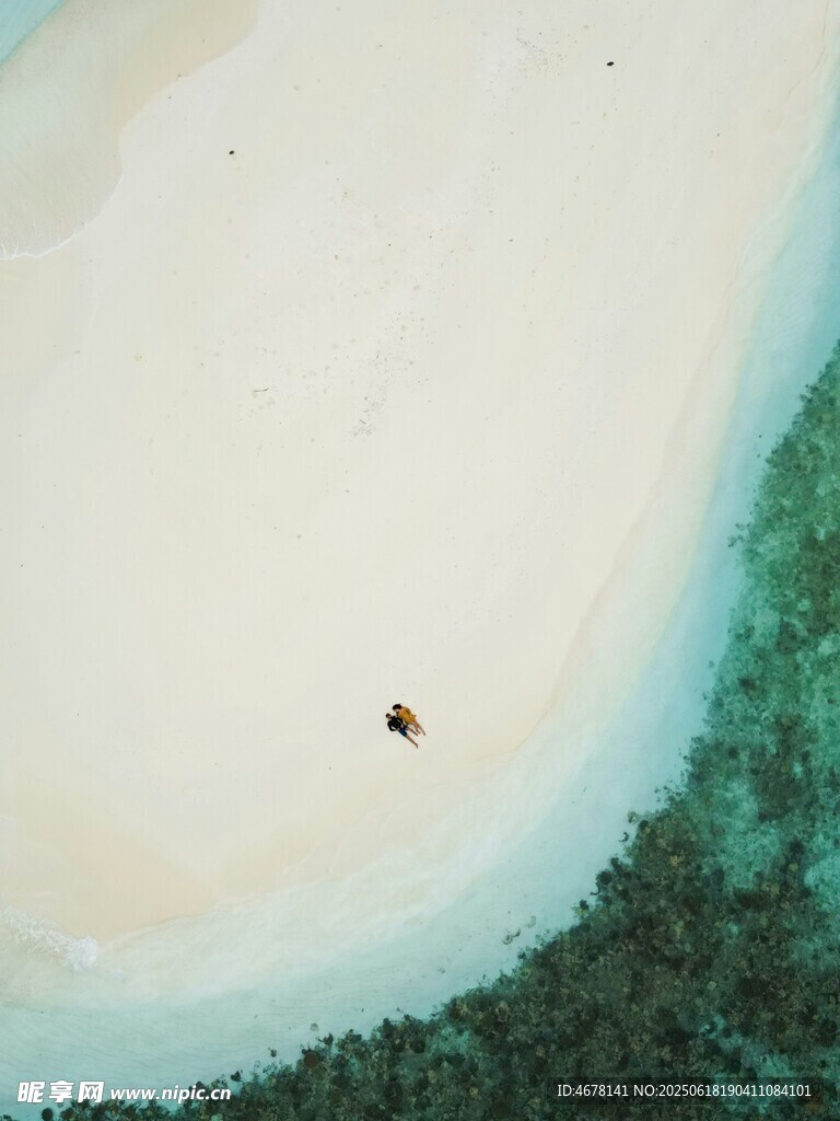俯瞰海中孤舟