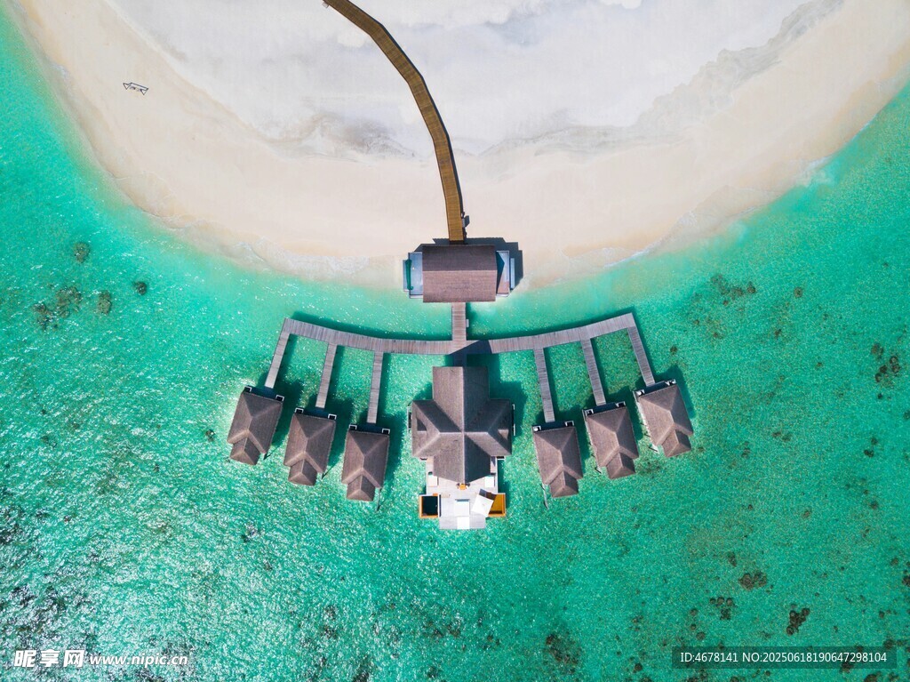 水下無人機在清澈海域作業