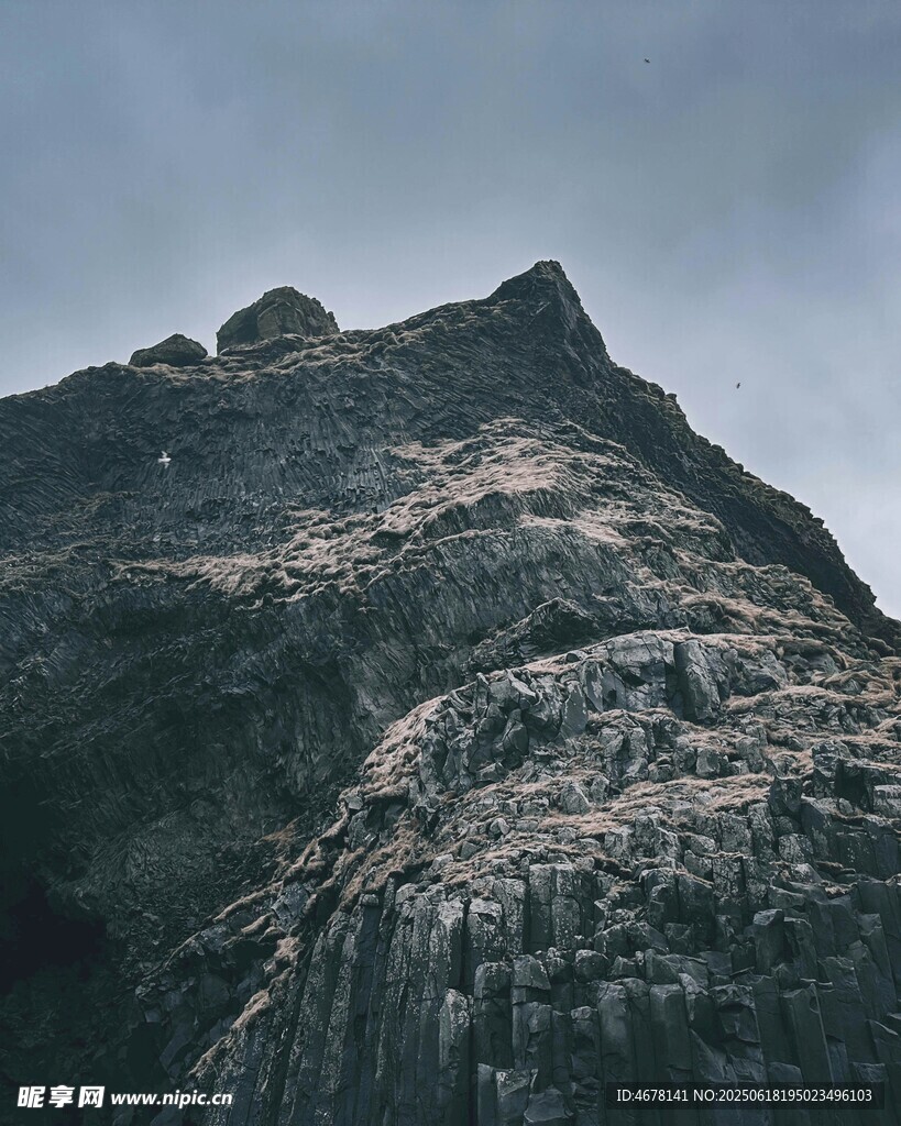 巍峨山峰 盡顯自然雄渾
