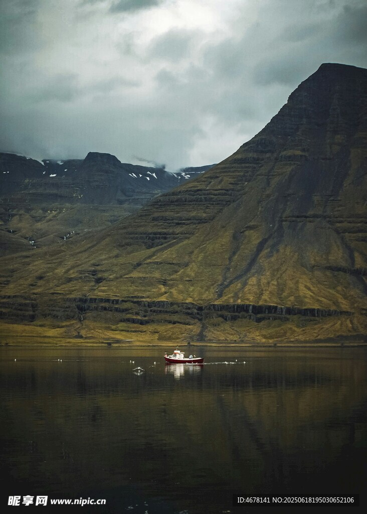 山間靜謐湖景 小船悠然
