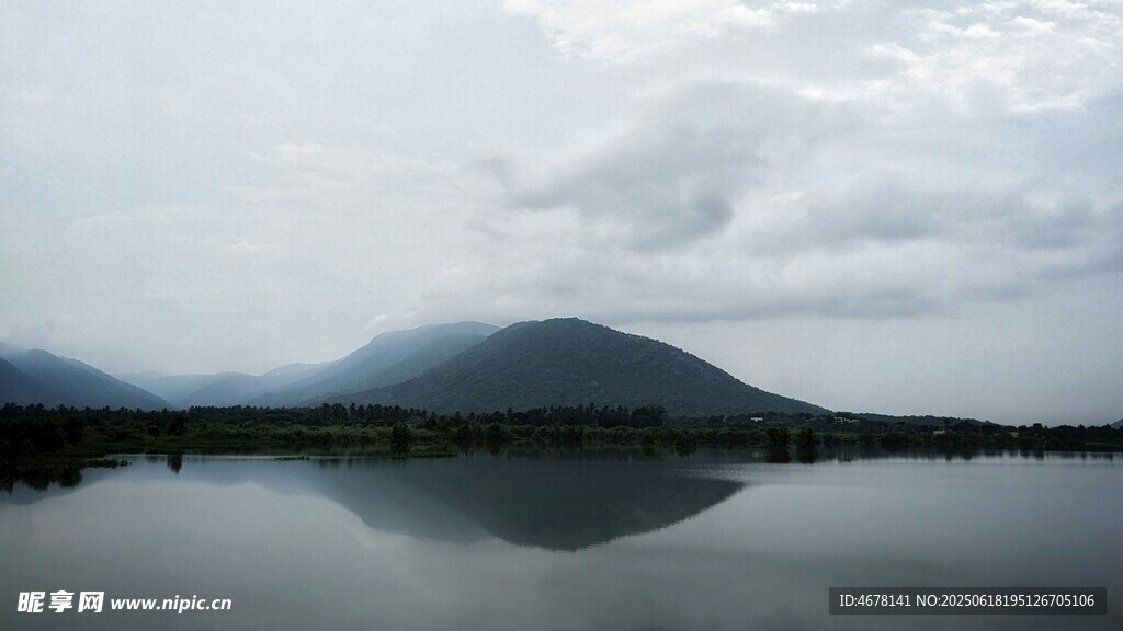 湖光山色中的靜謐景致
