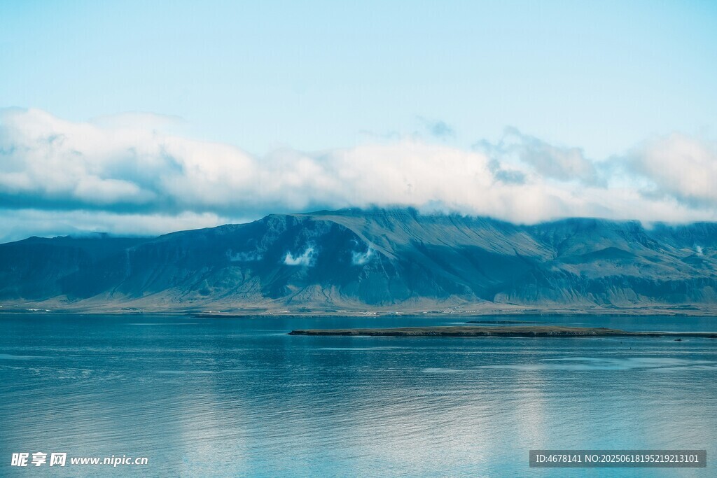 寧靜湖景與遠處山巒