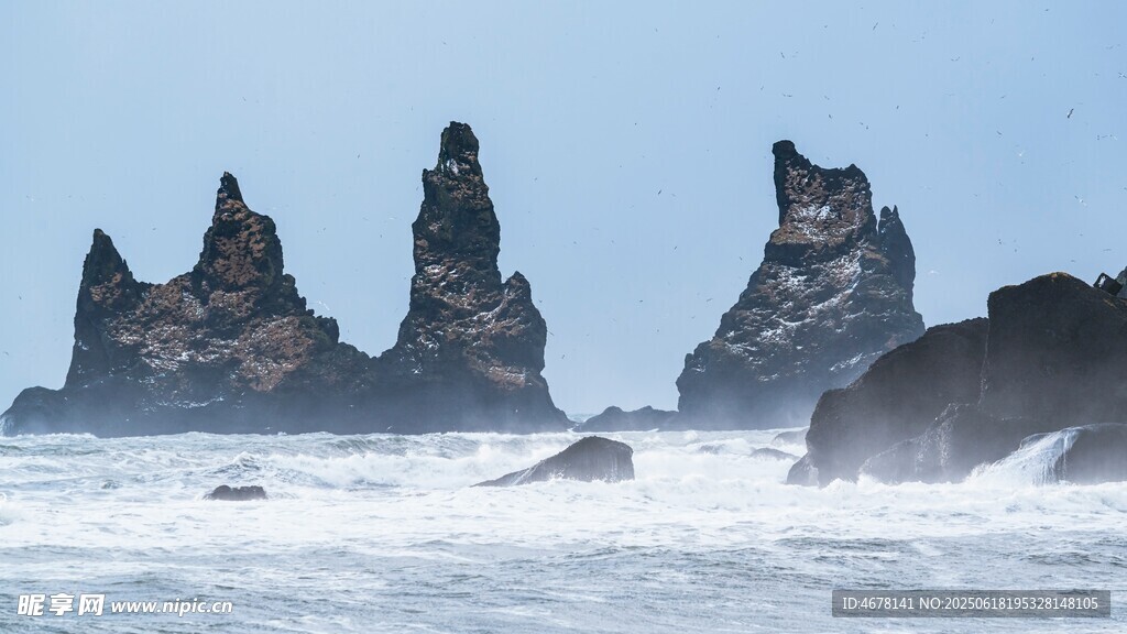 海邊嶙峋礁石 海浪翻涌