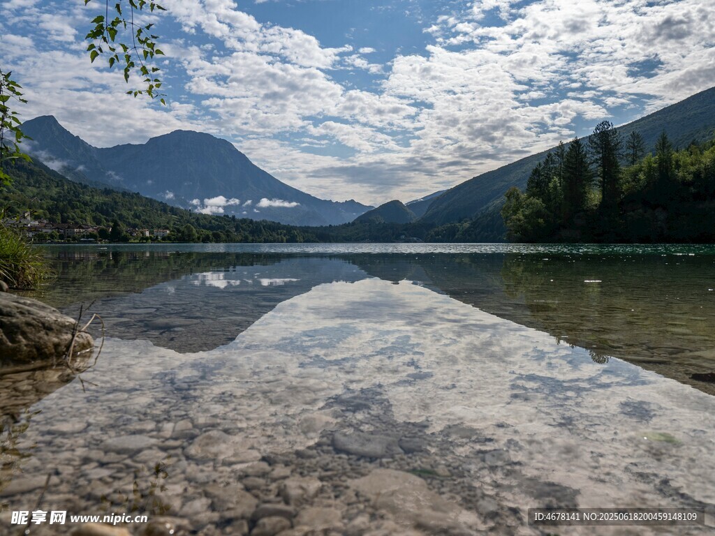 寧靜山水湖景自然風光