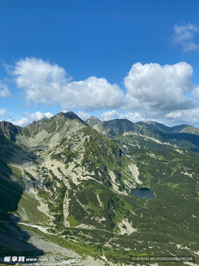 壯麗山景 藍天白云相伴