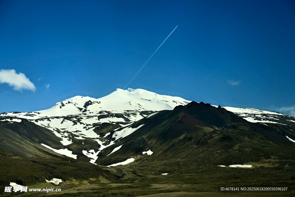 雪山美景 藍(lán)天白云相伴