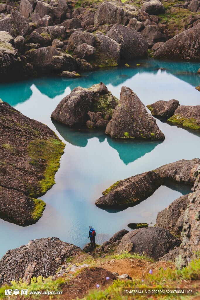 山間幽藍水潭與嶙峋怪石