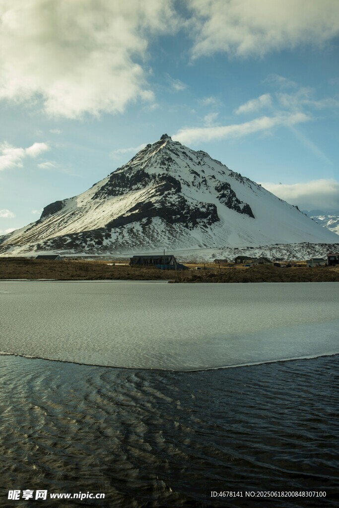 雪山湖畔美景