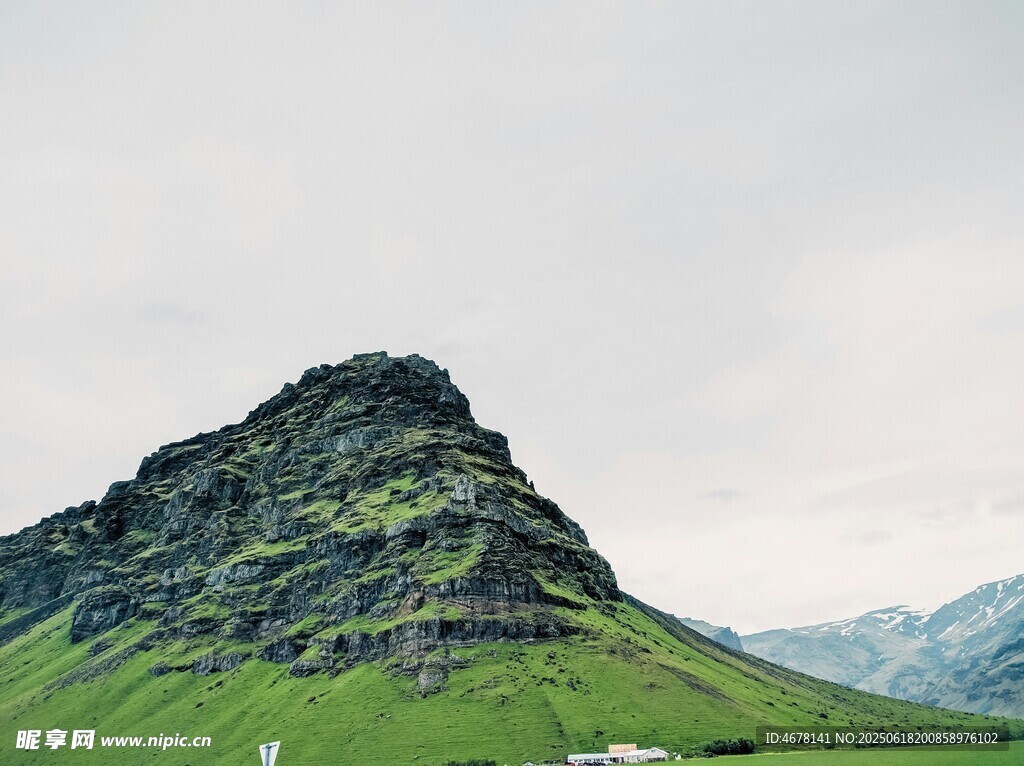 翠綠山巒美景