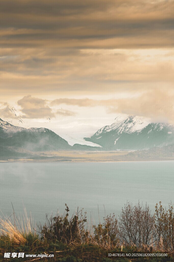 湖畔山巒美景