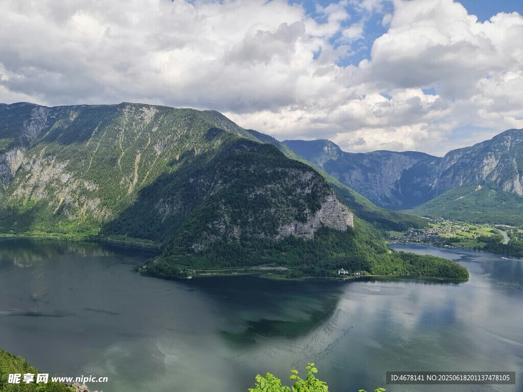 山水相依的靜謐湖景