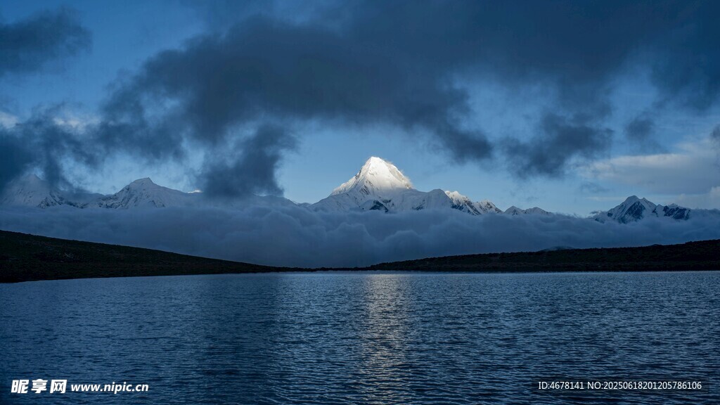 湖畔雪山夜景
