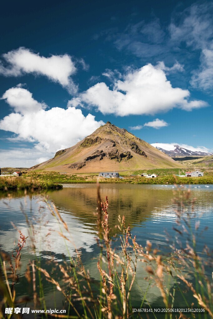 湖畔山巒美景