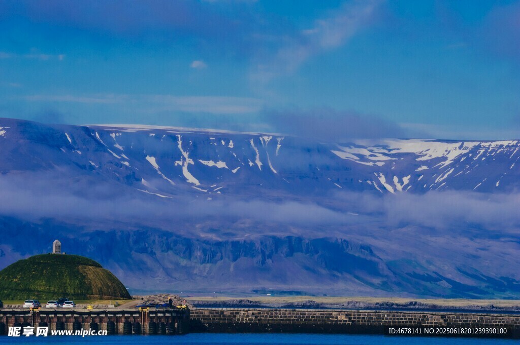 雪山下的寧?kù)o海濱風(fēng)光