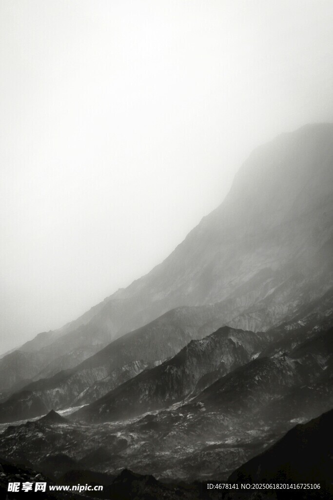 霧中朦朧山巒景色