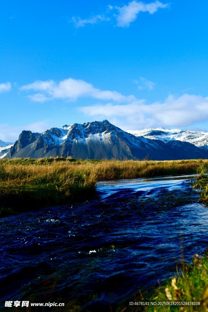 山間溪流與遠處雪山美景