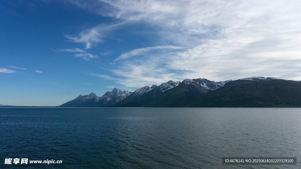 寧靜湖景與遠處山巒