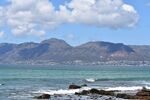 海邊壯麗山景與蔚藍海水