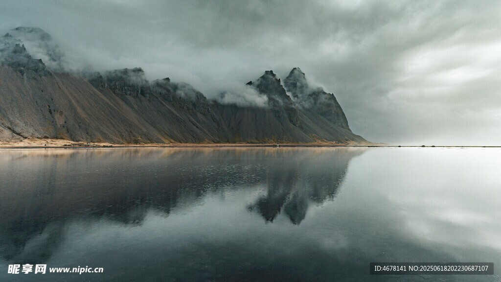 寧靜湖面的山水倒影美景